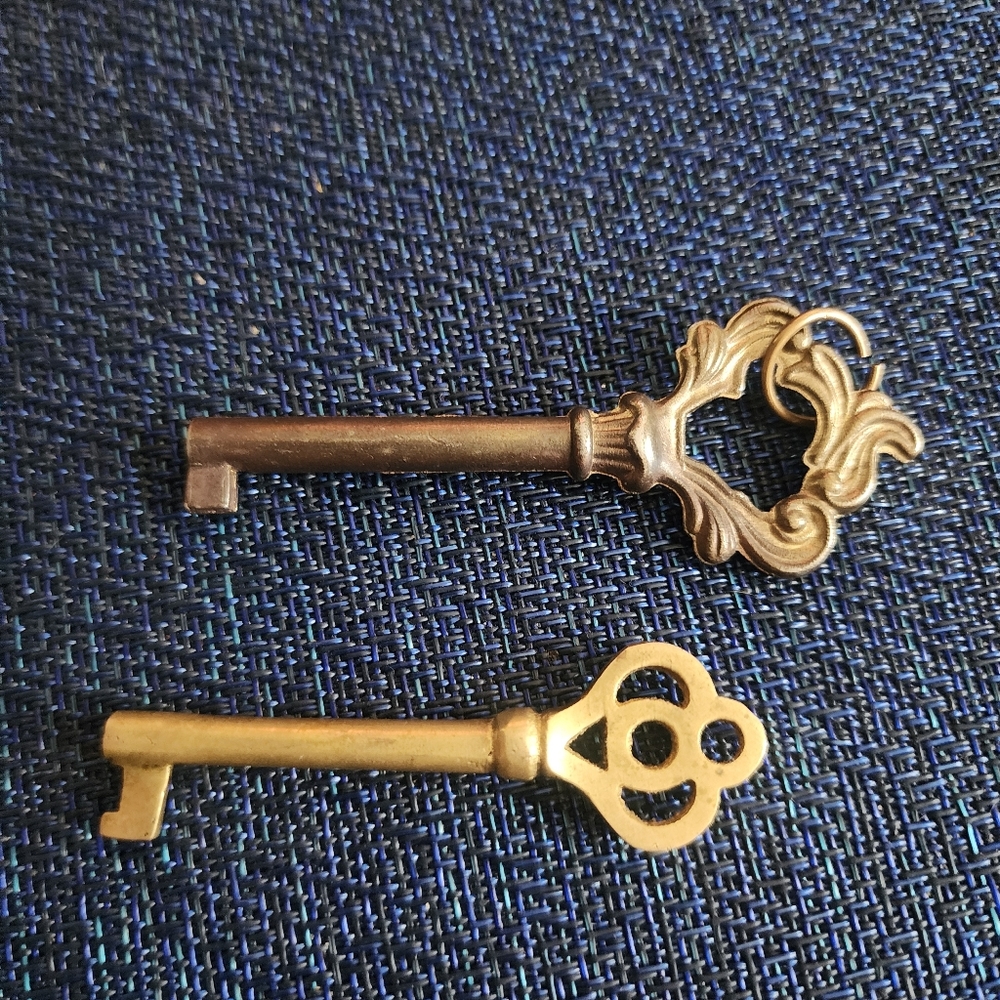 Vintage Pair Of 2 Gold Brass Ornate Skeleton Keys Art Nouveau - Picture 4 of 8